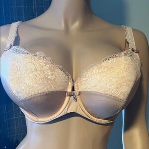NWOT Curve culture bra, size40D Lace Underwire Bra - Cream